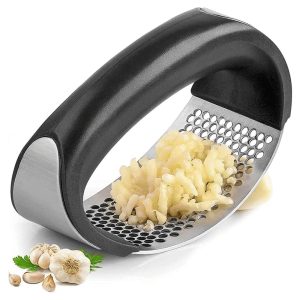 Presa pentru usturoi Salestore.ro® zdrobitor manual curbat, Maner din plastic caucicat ABS, Anti-alunecare, Zdrobitorul otel inoxidabil, Rezistent la Rugina, Negru