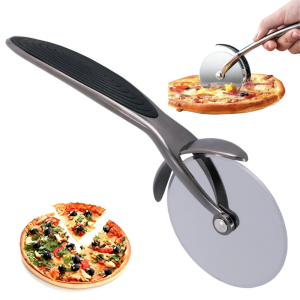 Cutit pentru pizza Salestore.ro®, maner ergonomic anti-alunecare, cutter pentru pizza/tarta cu crusta tare, taiere precisa, aliaj din titan-zinc, diametru 6.8 cm, Negru, 17.5cm